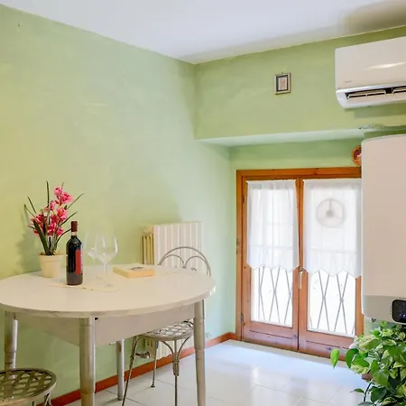 Casa Nella Corte: Ac Wifi Centro / Lago Di Como Appartamento