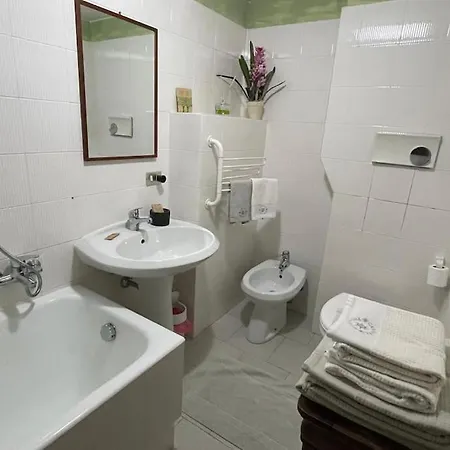 Casa Nella Corte: Ac Wifi Centro / Lago Di Como Appartamento